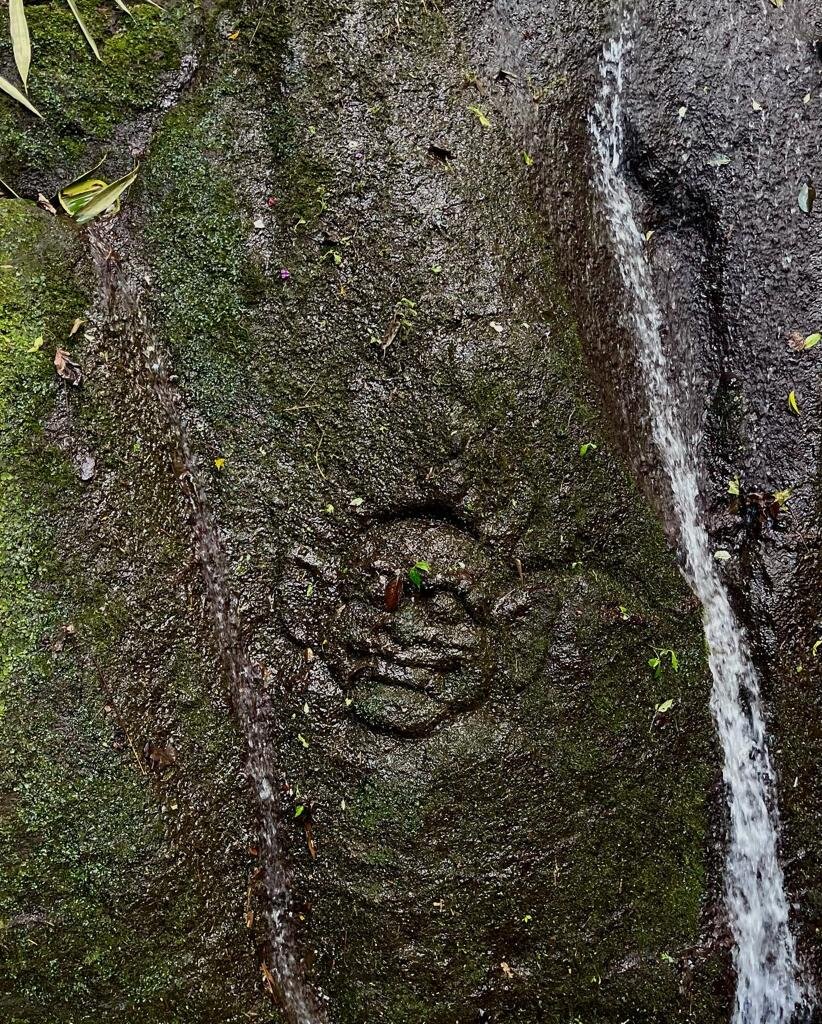 рисунок на скале в храме Себату