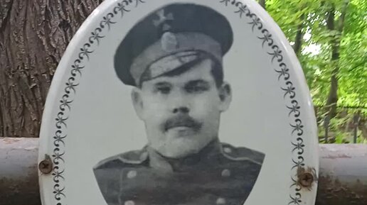 Человек с лопатой. Алкаш и копарь. Алкаш и копарь. Алкаши пьют. Алкаш и копарь.