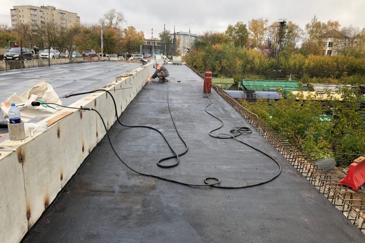    В Коврове на правой части Павловского моста смонтировали гидроизоляцию