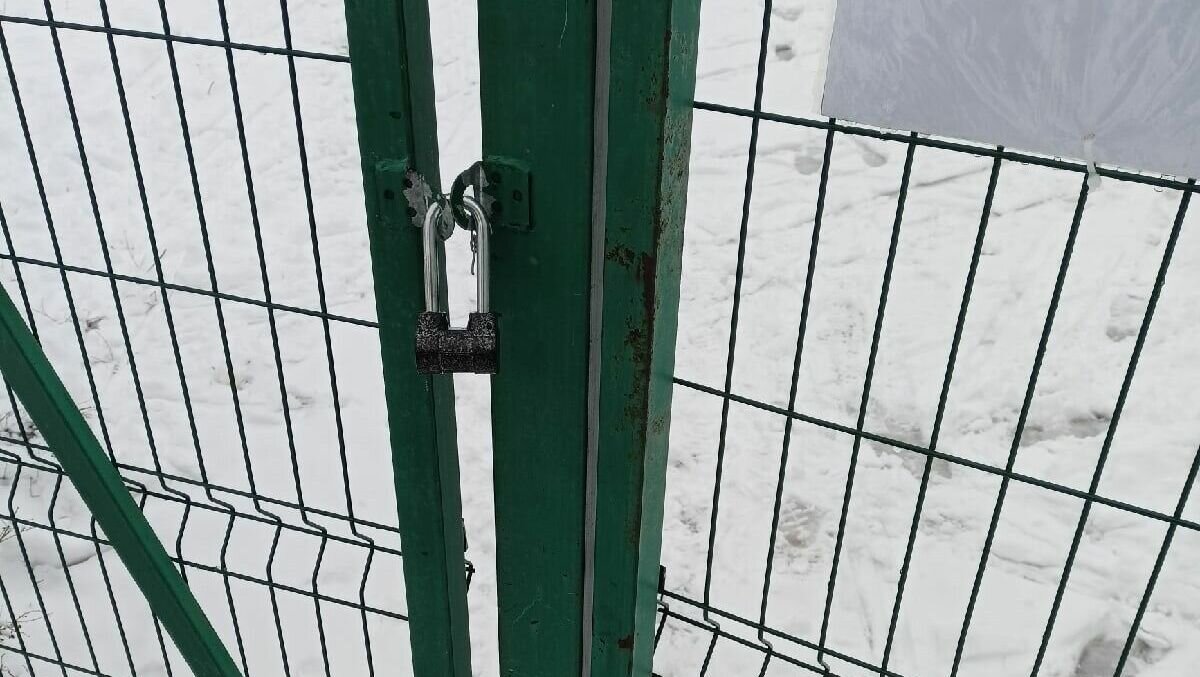     Жителей Бугульмы возмутило, что городской лес закрыли для свободного посещения. Такое решение лыжная база объяснила началом сезона тренировок спортсменов на свежем воздухе. Соответствующая публикация появилась в городском сообществе во «ВКонтакте».