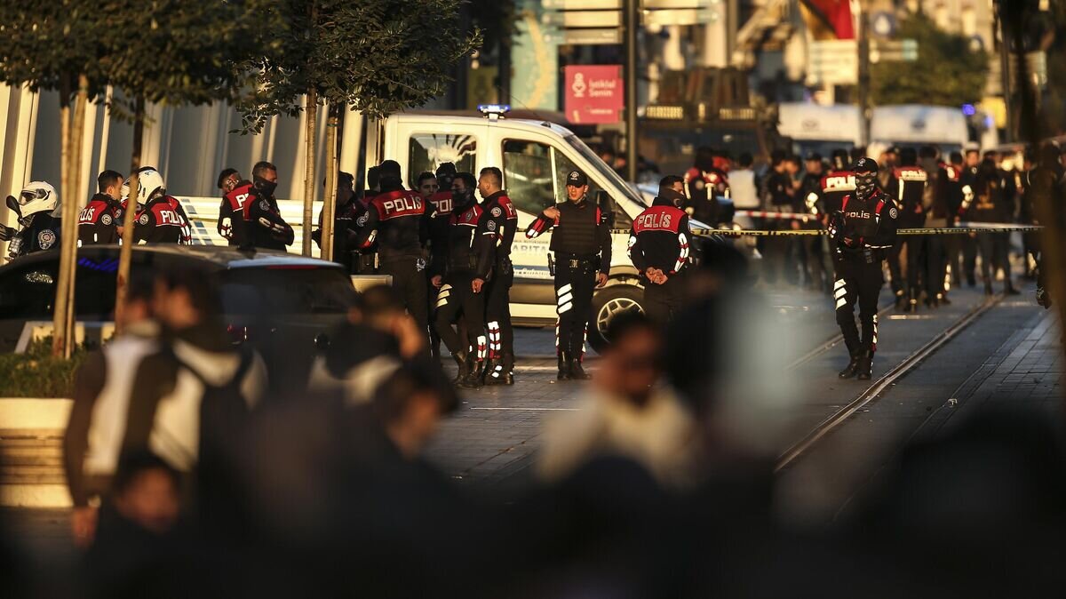    На месте взрыва в Стамбуле, Турция. 13 ноября 2022© AP Photo / Emrah Gurel