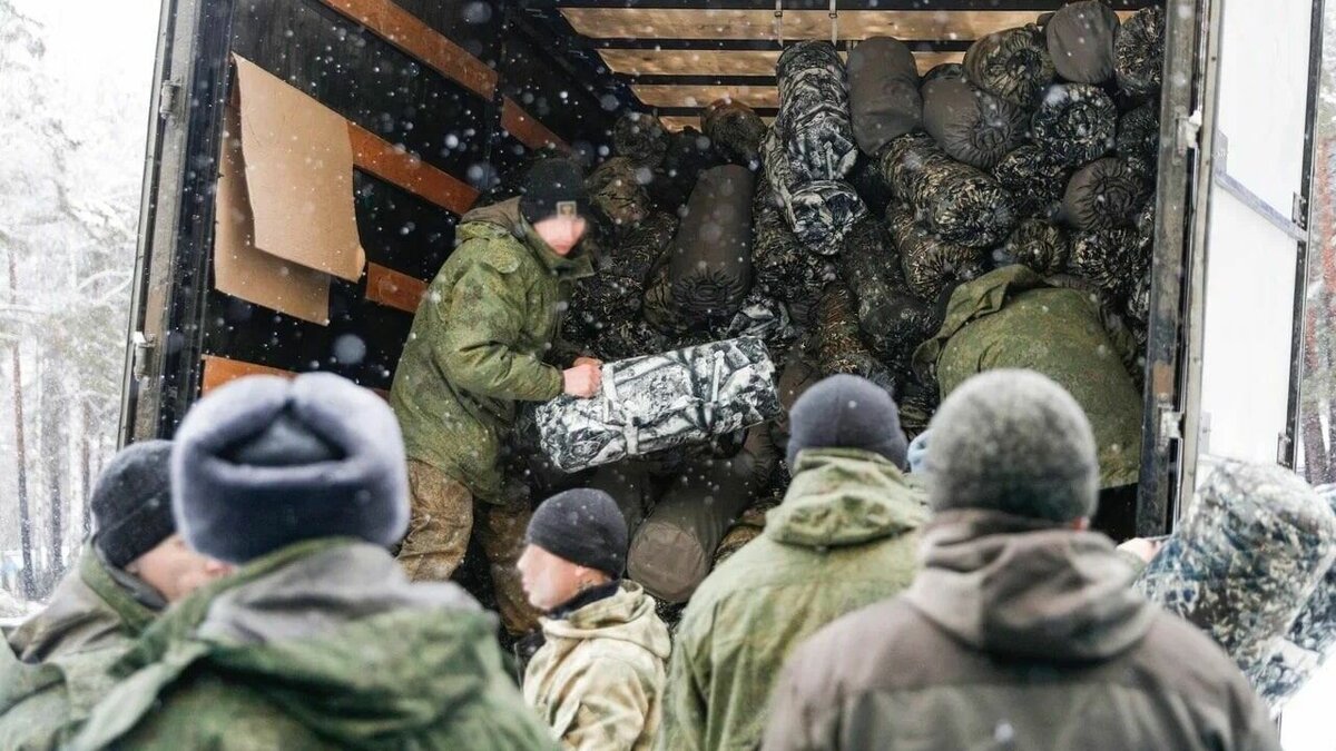     Очередную партию дополнительного обмундирования и оборудования получили бойцы тюменских подразделений. Средства на закупку необходимых вещей были выделены из бюджета Тюменской области.