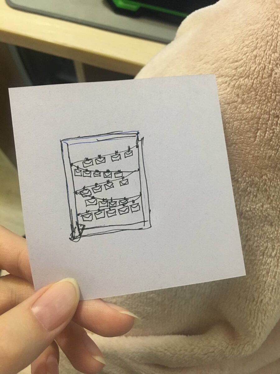 Сначала было решено сделать прямоугольный вариант. Но это опять требовалось что-то мастерить или искать подходящие рамки больших размеров.