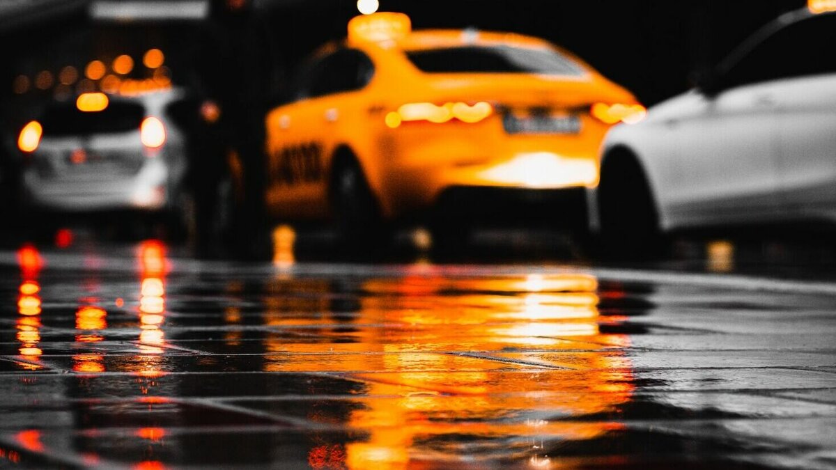     В Ростове почти в два раза поднялись цены на такси из-за дождя, следует из агрегаторов.