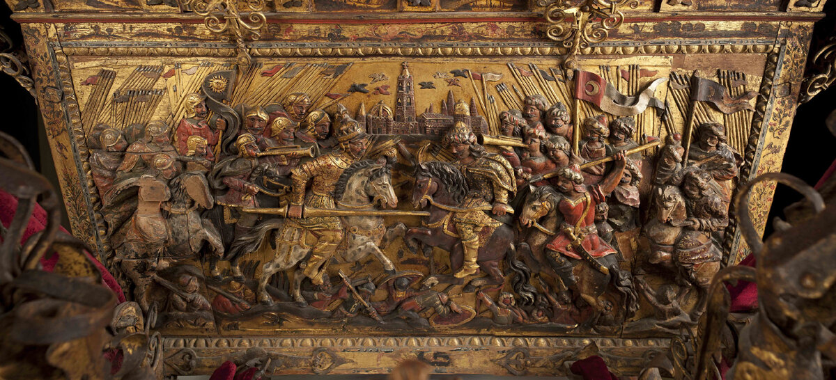 Битва христиан с мусульманами. Деталь резьбы на задней стенке кузова кареты