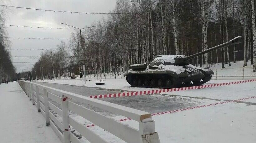     В парках столицы республики начали заливку катков. По традиции самый большой каток оборудуют в парке Кирова.