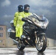 Улучшенные характеристики на мокром покрытии
Улучшеное на 15 % сцепление на мокрой поверхности по сравнению с шиной MICHELIN Road 5 GT* за счет высокотехнологичного состава резиновой смеси и нового рисунка протектора.Подробнее