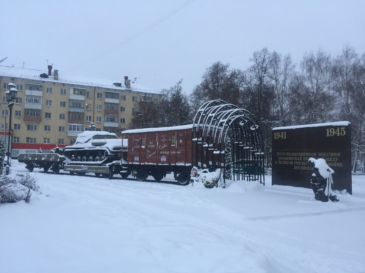 Слева от ДК ЖД