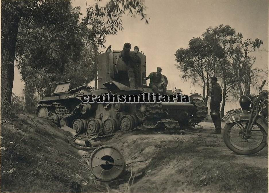 В дальнейшем немцы любили фотографироваться с подбитым танком Русанова, а в 1942 году утащили его уже сильно разукомплектованный на какой-то полигон в Бреслау. Фото публиковалось ранее