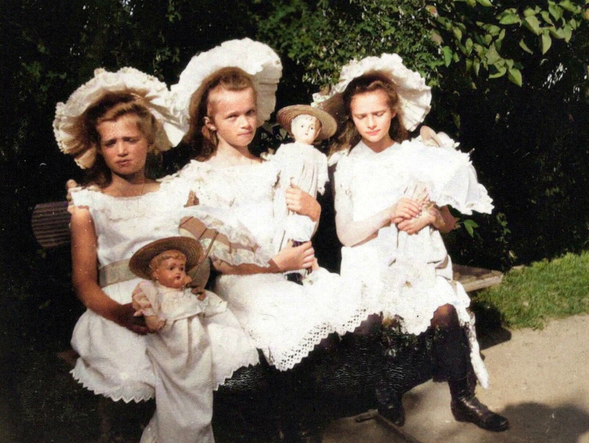 На фотографии Великие княжны Мария, Ольга и Татьяна. 