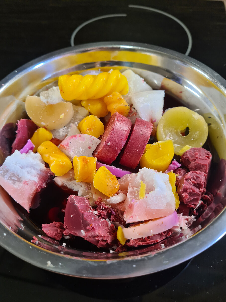 Ставим на плиту все собранные свечки в миске.