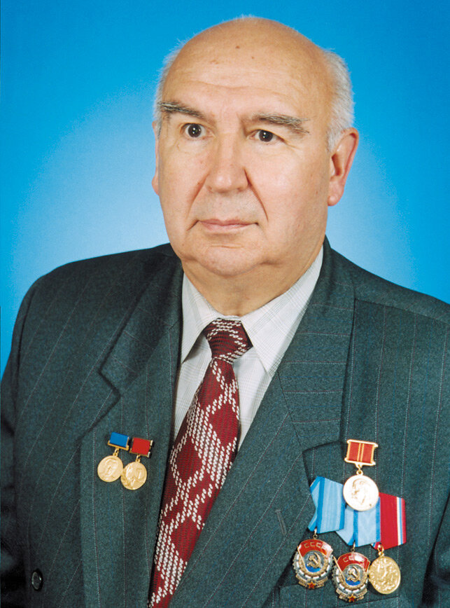 В.Ф. Рахманин (родился 17.09.1935) - ученый, конструктор,историк космонавтики "о программе "Аполлон"