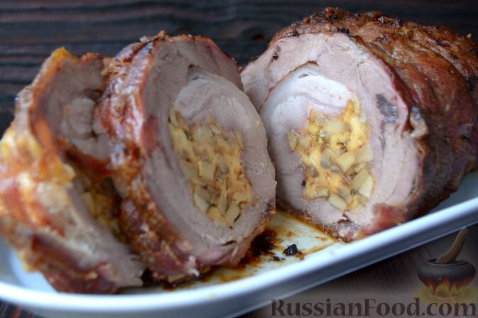 свинина, грибы, сыр твёрдый, лук репчатый, чеснок, зелень укропа, зелень петрушки, соль, перец чёрный молотый, масло растительное