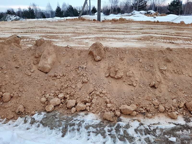 Отвалы песка с котлована глубиной 3+ метра