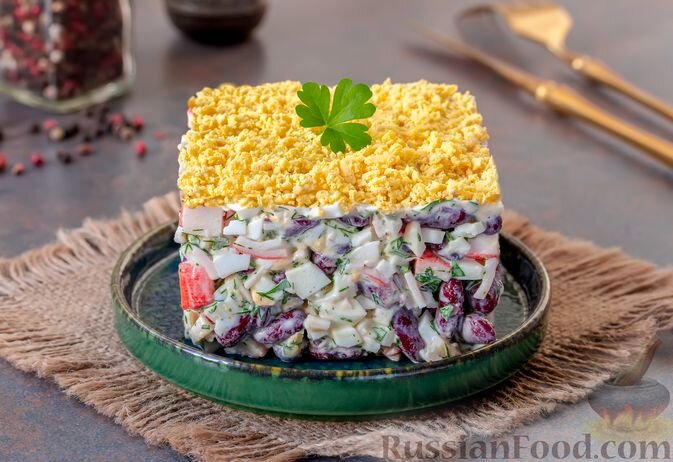 фасоль консервированная, крабовые палочки, яйца, майонез, зелень петрушки, зелень укропа, соль, перец чёрный молотый