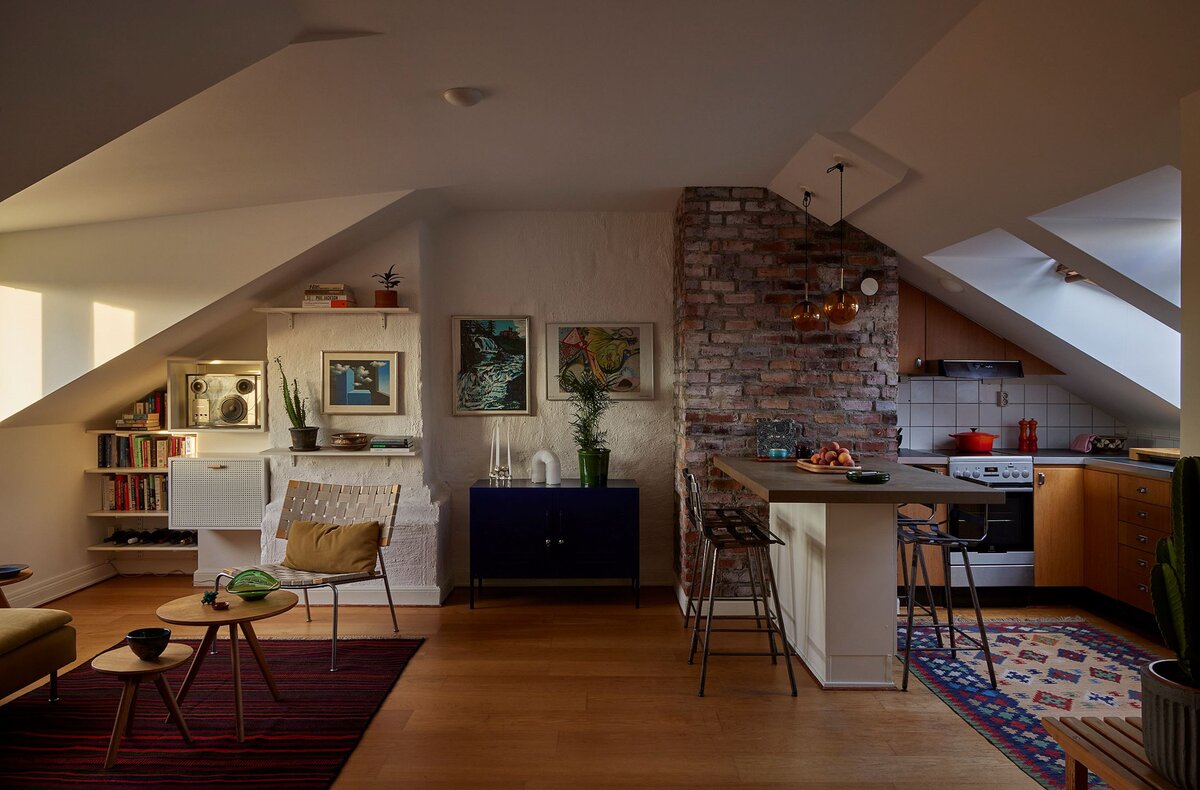 Из прихожей сразу попадаем в кухню-гостиную. Нынешние владельцы квартиры специально не стали делать перегородку между комнатами — они хотели, чтобы в помещении всегда было светло