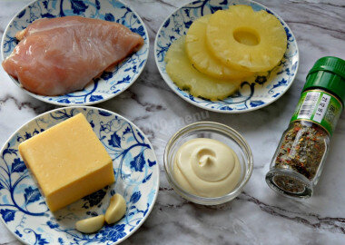 Как сделать салат с ананасом и курицей и сыром с чесноком? Подготовьте все необходимые продукты. На порцию для двоих нам понадобится: небольшая куриная грудка, три-четыре колечка консервированного ананаса, кусок сыра около 100 граммов, два зубчика чеснока (один для тех, кто не любит резкий вкус чеснока), майонез, специи. Если гостей ожидается много, то удвойте или даже утройте количество ингредиентов.