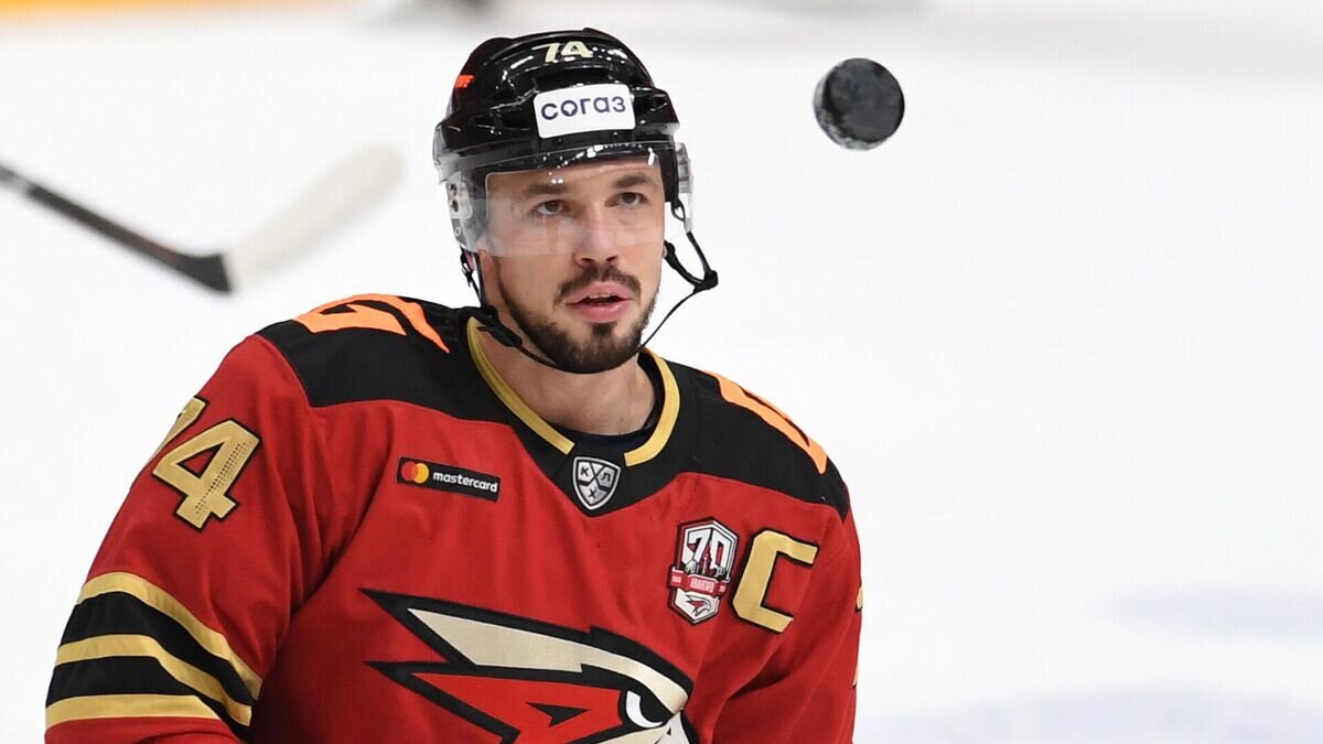    Хоккеист "Авангарда" Алексей Емелин© РИА Новости / Павел Бедняков