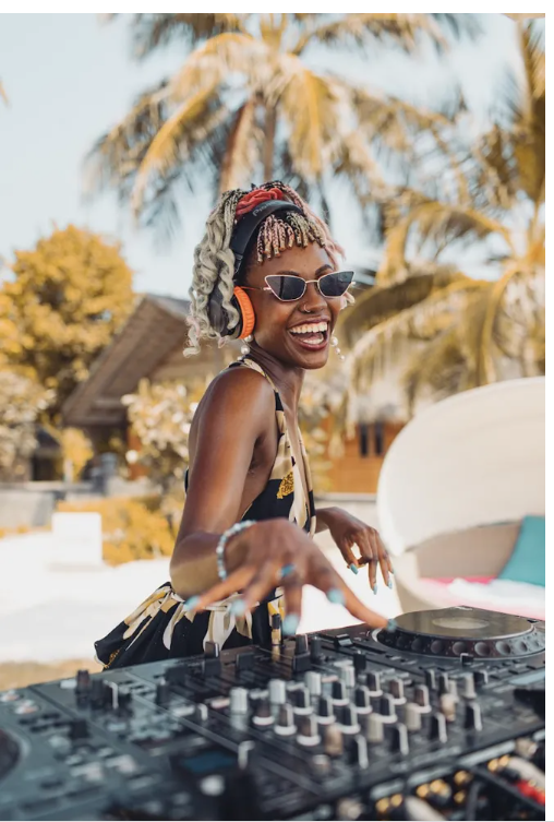     Вечеринка под заводные ритмы DJ Si’Noir — это всегда праздник