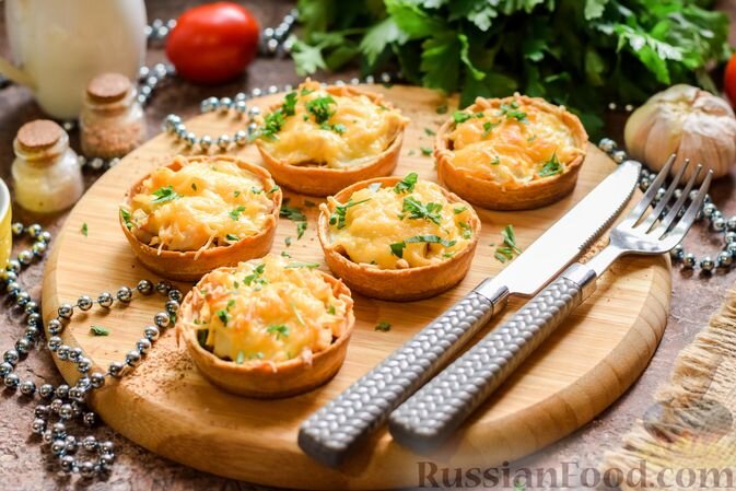 тарталетки, куриное филе, шампиньоны, сыр твёрдый, сметана, молоко, масло сливочное, мука, масло растительное, семена кориандра, лавровый лист, соль, перец чёрный молотый