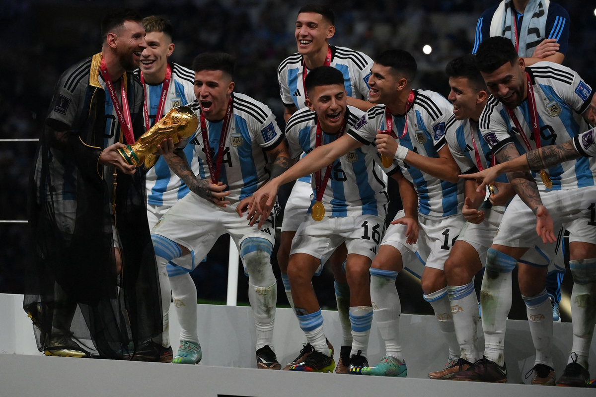 Аргентинский Гарри Поттер несёт команде такой желанный Кубок Мира!