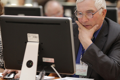    Пожилой мужчина за компьютером ©Максим Богодвид РИА Новости