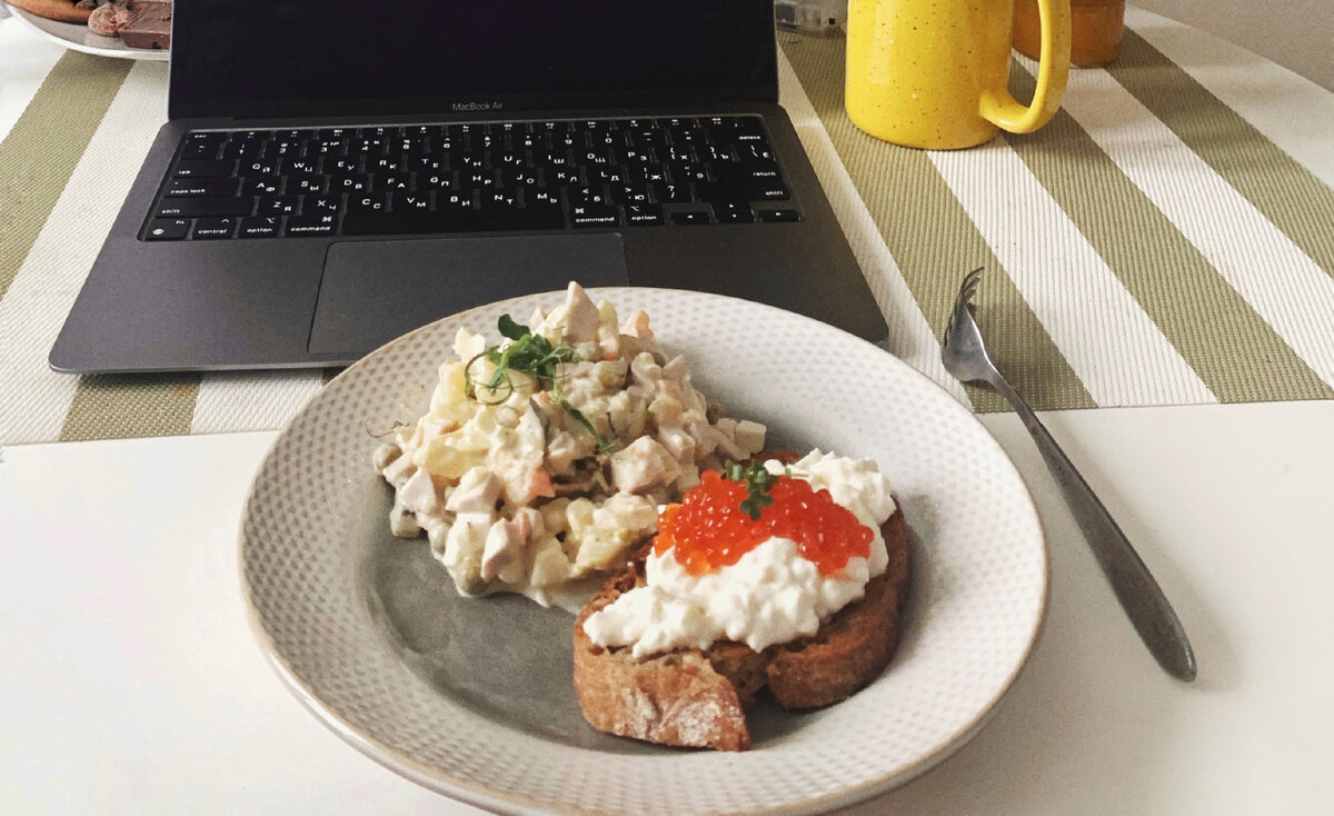 Оливье и бутерброд с сыром Страчетелла и икрой