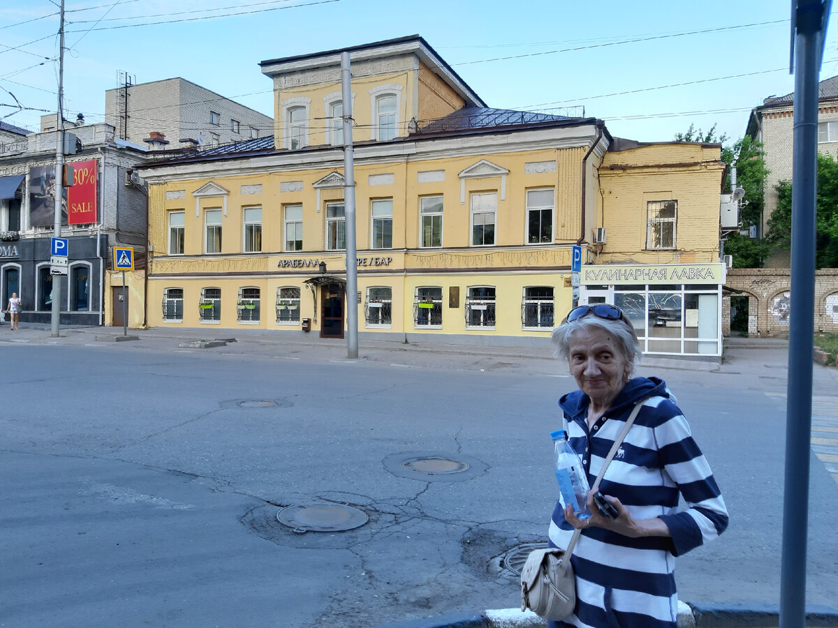 Лидия Федоровна Рудина (1946-2021) у Дома Франка. Май 2019 года