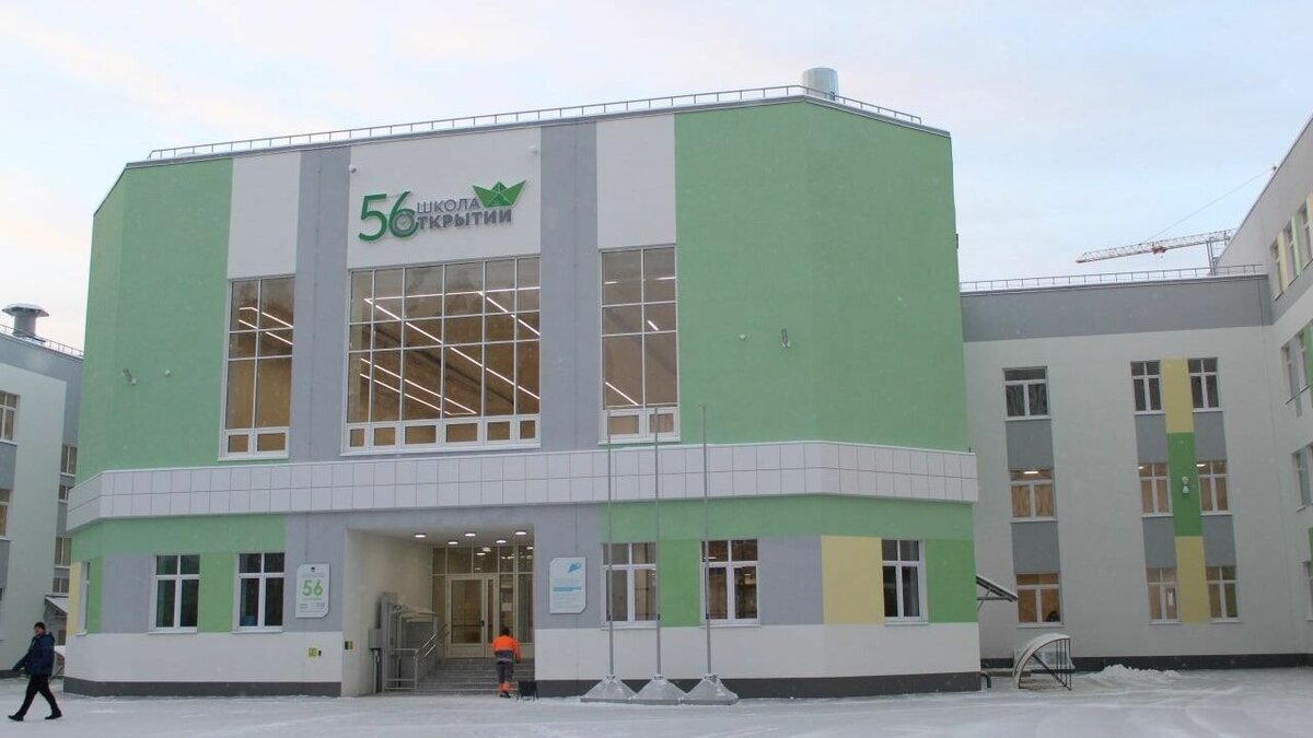     В тюменском микрорайоне Ново-Патрушево со дня на день распахнет двери новая школа. Застройщик уже получил заключение инспекторов Госстройнадзора. До конца года учебное заведение будет введено в эксплуатацию.