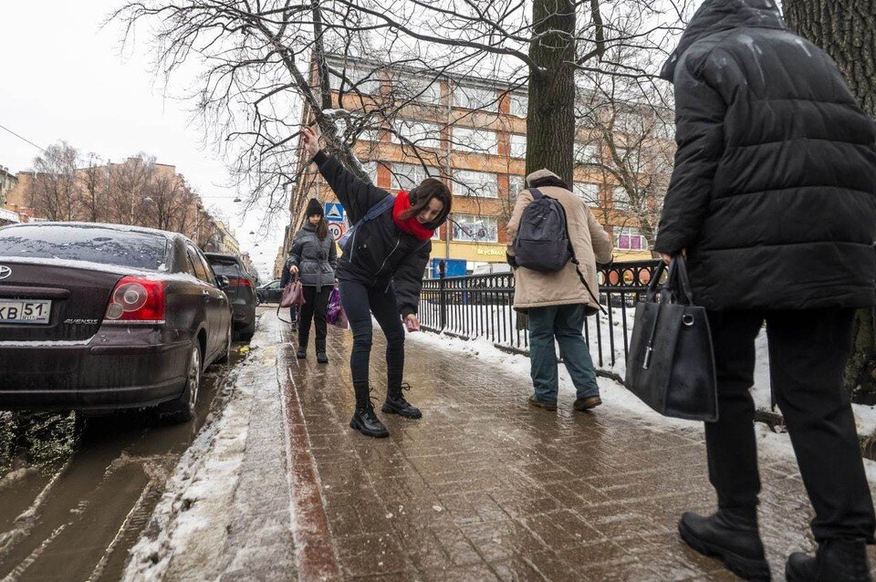     За двое суток расход противогололедных материалов увеличен почти в 3 раза для борьбы со скользкостью Юлия ПЫХАЛОВА