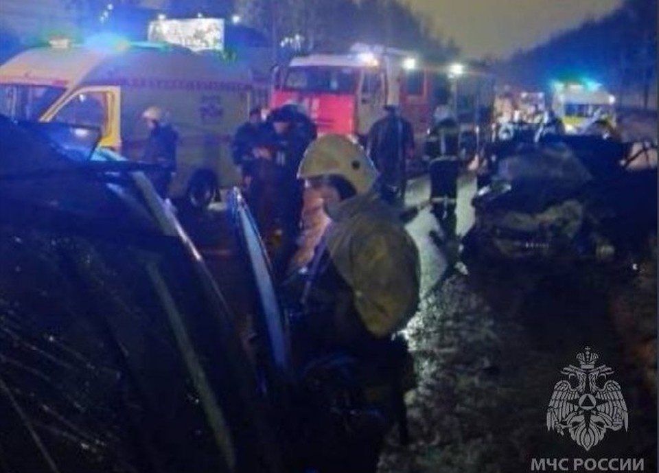     Людей из искореженных машин пришлось доставать спасателям.  ГУ МЧС по Нижегородской области