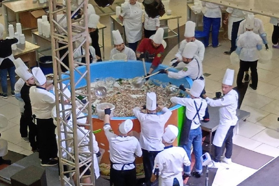     В Новосибирске установили мировой рекорд, приготовив 4 тонны оливье в «Сибирском Молле». Алена КУЛЕШОВА