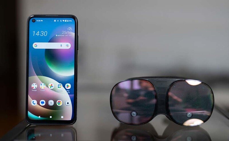 Смартфон HTC Desire 22 pro в комплекте с очками HTC Vive Flow спереди