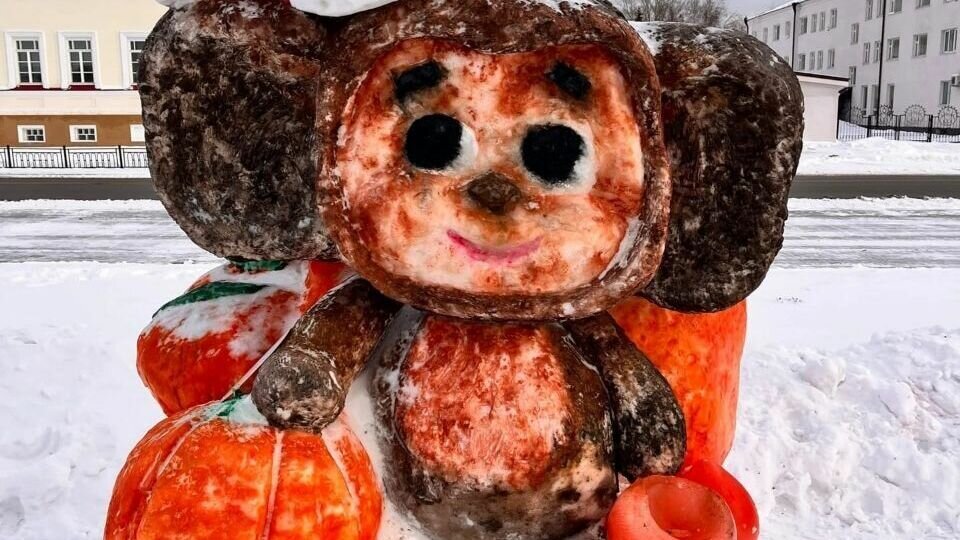     В Тобольске из-за неожиданной оттепели начали «плакать» разрисованные фигуры из снега — они не выдержали плюсовой температуры и начали таять.