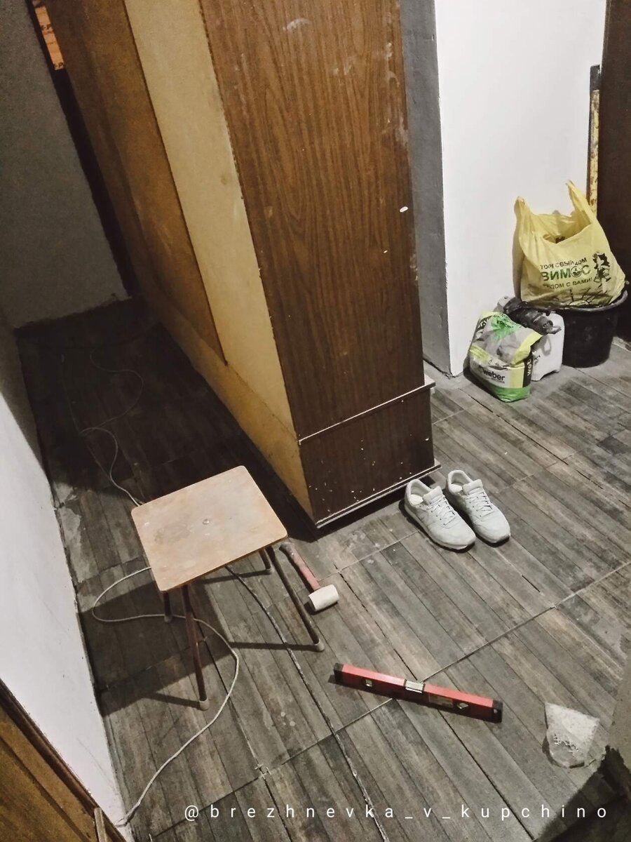 Керамогранит на пол укладывали частями, передвигая массивный шкаф. Фото моё.