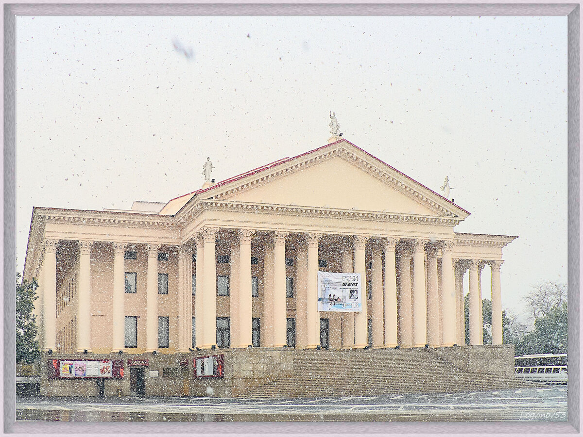 Зимний театр в снегопад 