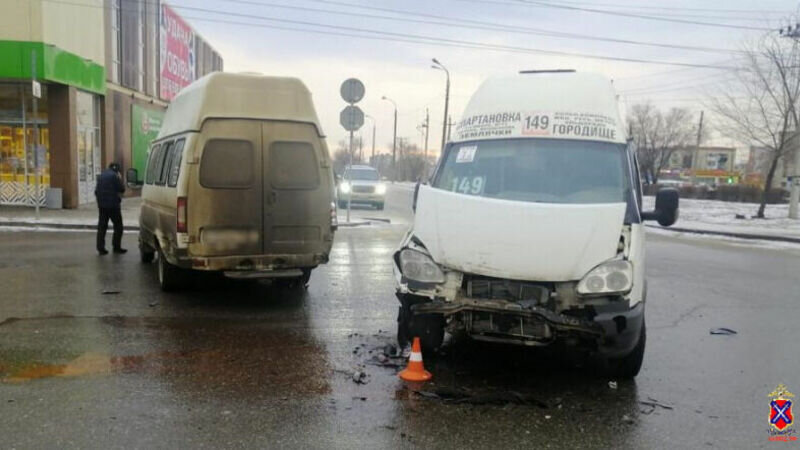     В Дзержинском районе Волгограда два микроавтобуса не поделили дорогу и сошли с маршрутов. В одном из них пострадал пассажир.