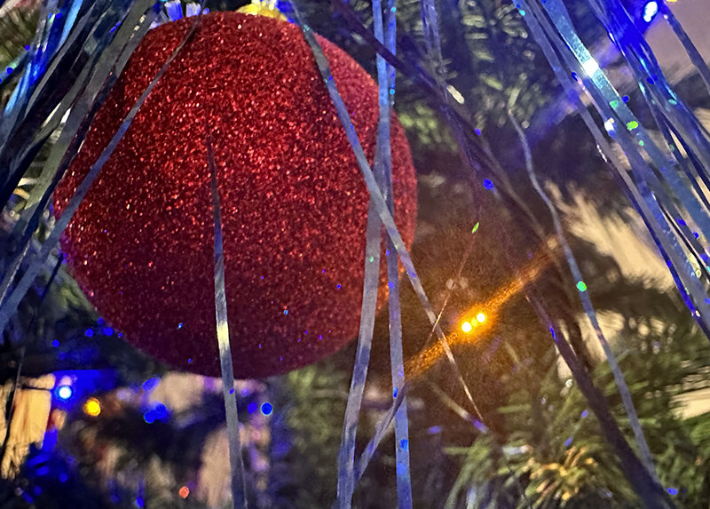 Эксперт по пожарной безопасности объяснил, почему нельзя тушить искусственную ёлку водой