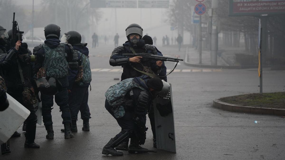    Полиция обороняется во время митингов:NUR.KZ / Владимир Третьяков