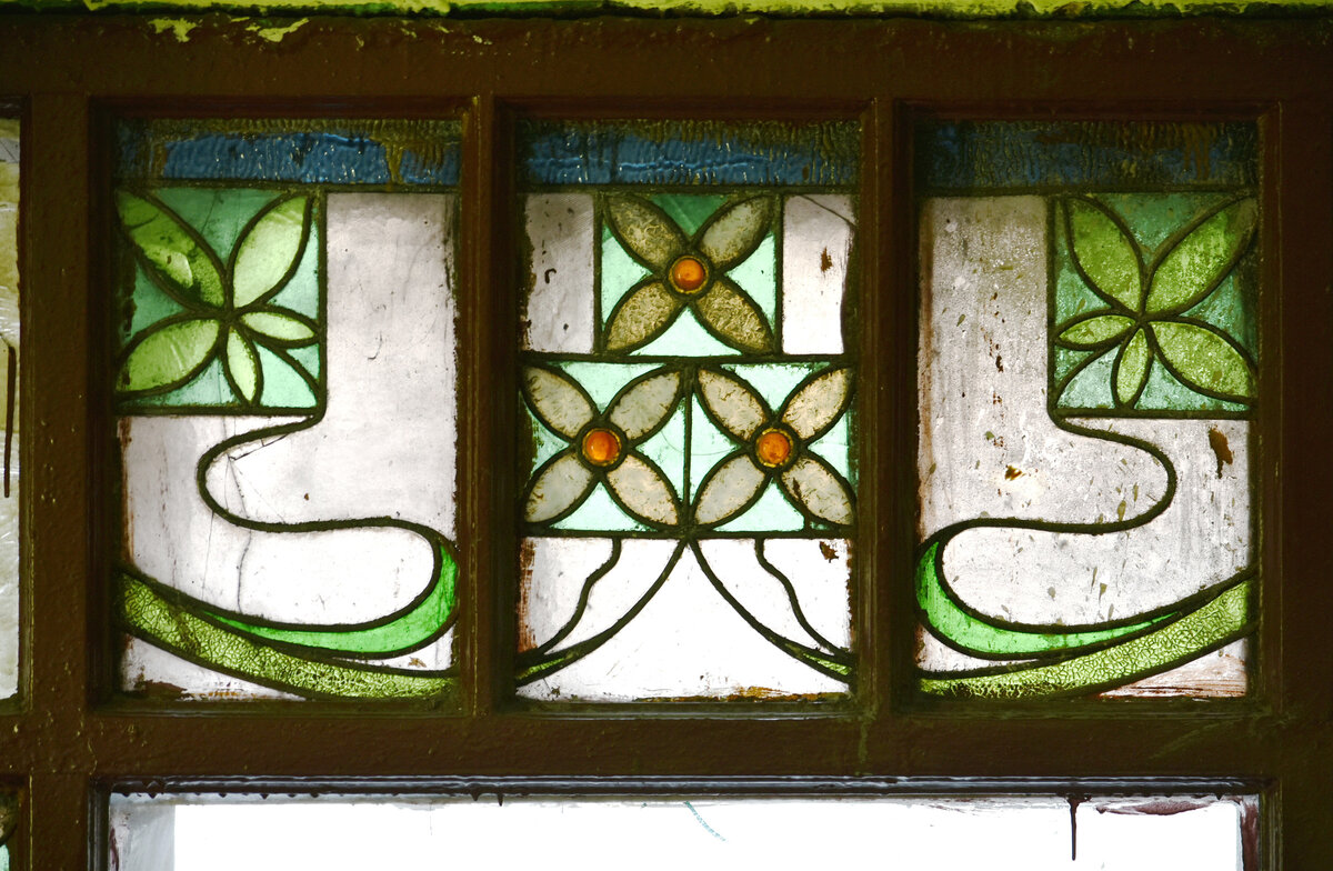 Витраж по адресу в Петербурге: Малодетскосельский пр., д.25/Батайскиий пер., 12. Фото 2020