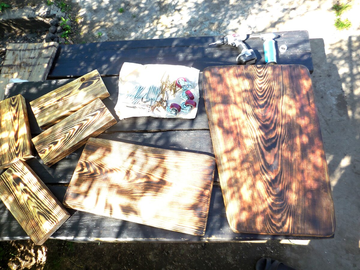  Досточки стругаем, шлифуем наждачной бумагой и обжигаем горелкой. 