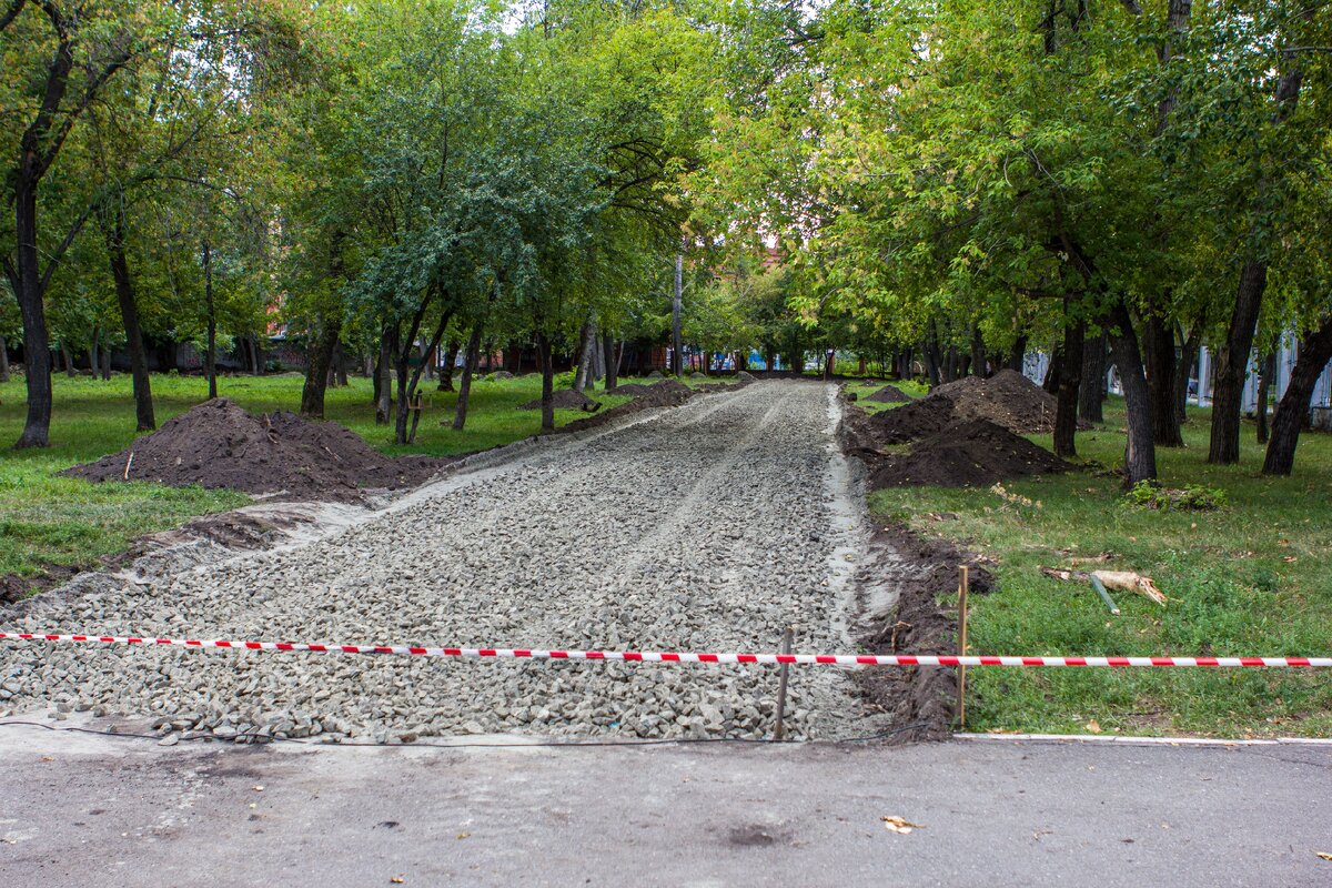 Раньше был старый разбитый узкий асфальт