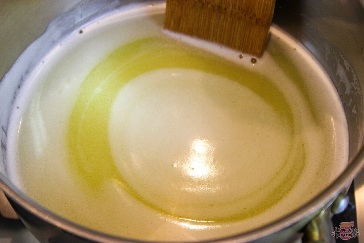 В сотейник наливаем всю воду, добавляем соль, сахар, масло (масло режем на кубики, так быстрее растает). Поставить сотейник на средний огонь, помешиваем и ждем когда масло полностью растворится в воде, однородную массу довести до кипения и снять с огня. 