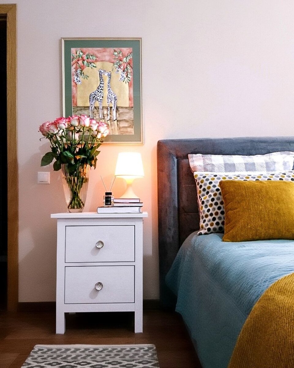 Любая вещь в доме исполняет свою "работу": пускай лампа светит во время чтения, а картина от товарища-художника напомнит вам о дружбе с ним