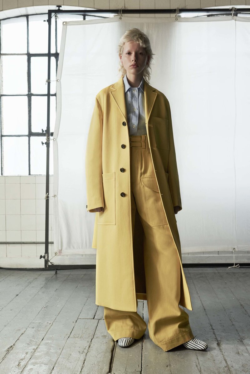 Пальто из драма актуальны и сегодня. С сайта https://fashionapp.ru/odezhda/verxnyaya/drapovoe-palto.html#gallery-3