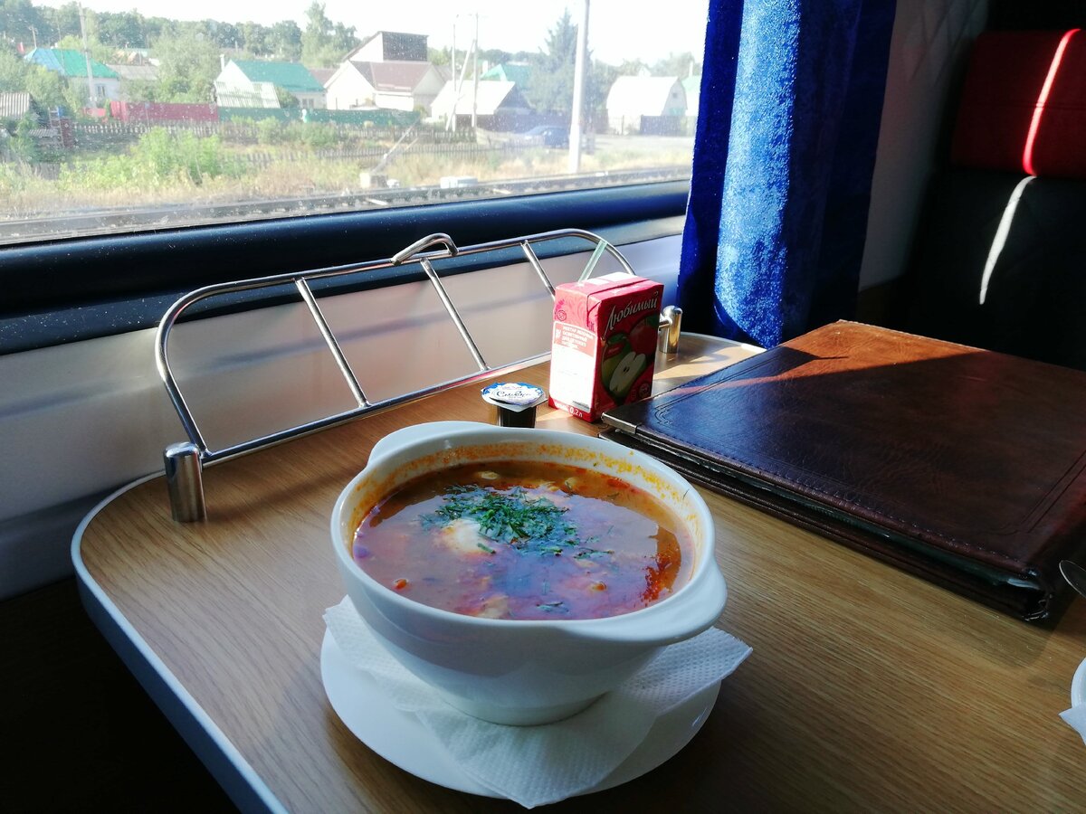 Сколько раз кормят в купе. Ресторан в поезде. Питание в поезде. Еда в поезде ресторане. Вагон-ресторан в поезде.