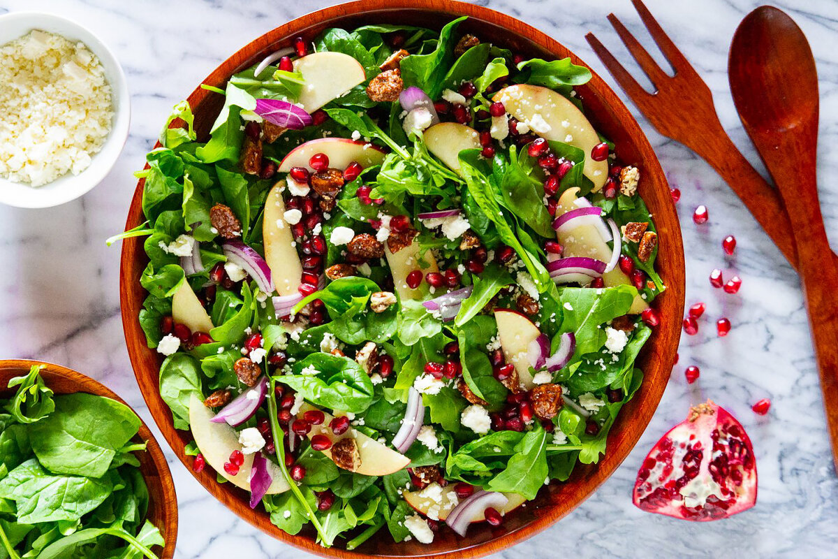 Рекомендуем сервировать салат авартана по древне-греческому рецепту в стильном салатнике из дерева оливы бренда La Maree. Изделия из оливкового дерева имеют неповторимый красивый природный рисунок волокон, древесина оливкового дерева является одной из самых твердых поэтому она сохраняет превосходный вид в течение длительного времени, отличается устойчивостью к запахам, не впитывает краски, на ней не остается пятен, обладает высокими бактерицидными свойствами. 