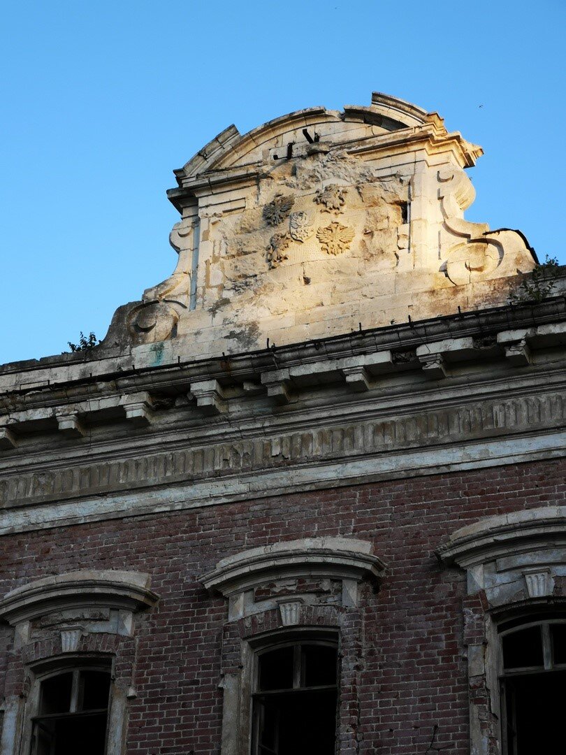 Фамильный герб семьи Орловых, уже порядком поизносился