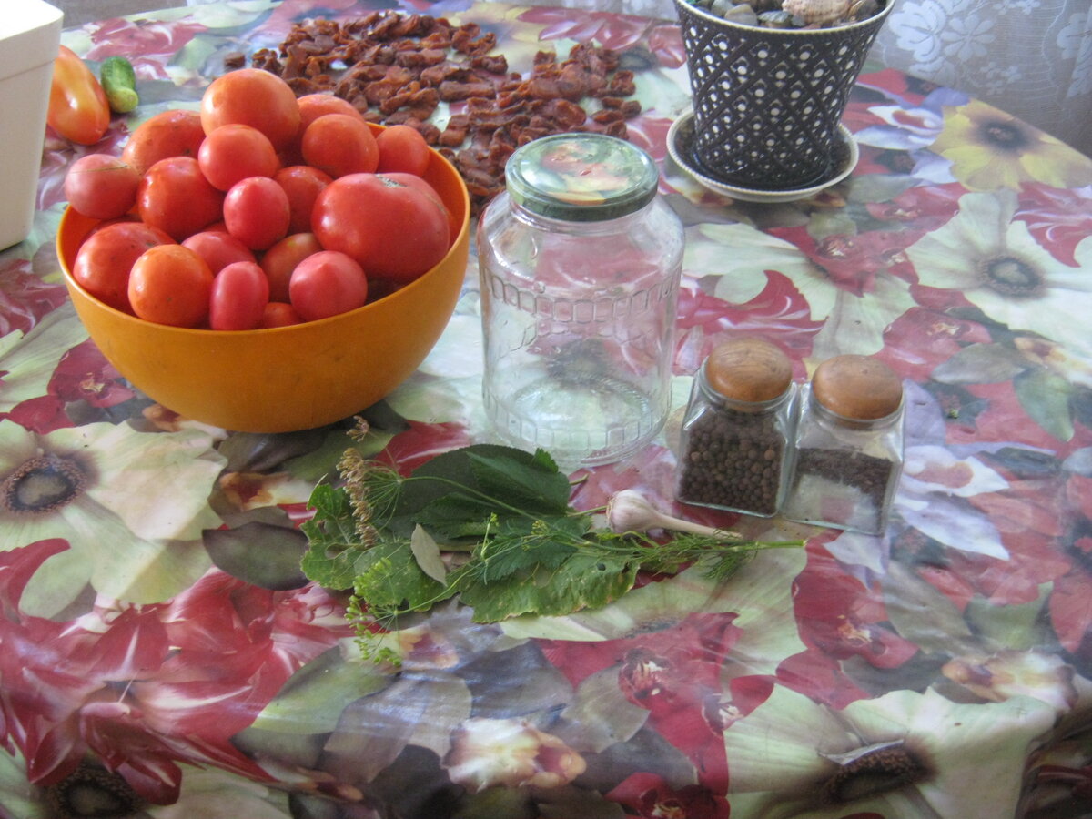 Вот примерно такие продукты нужны для консервации помидор