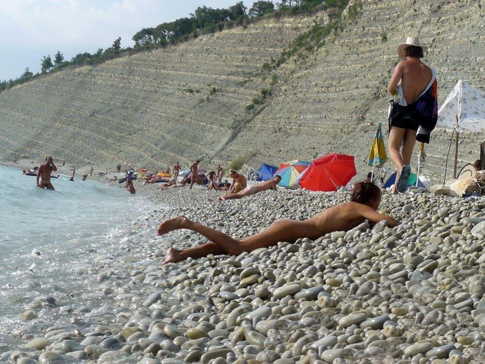 «Дикий пляж под Геленджиком» - самый крупный российский пляж для нудистов